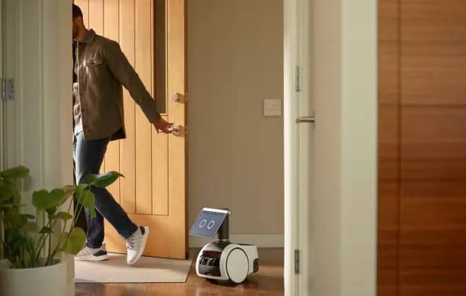 Astro, o robô da Amazon, aparece em vídeo carregando cerveja 3 Astro