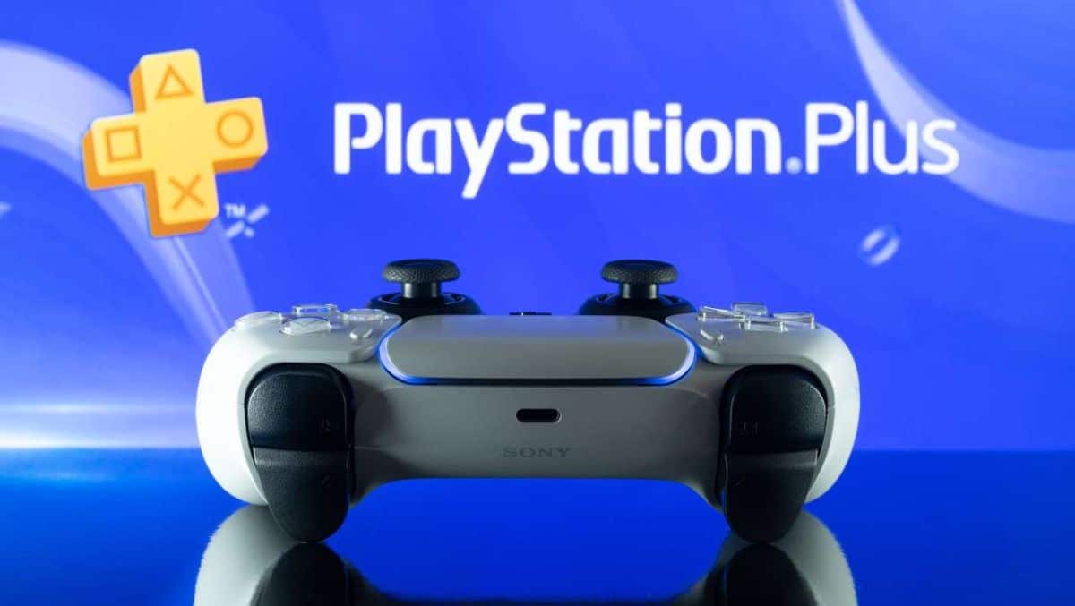 Controle DualSense branco da Sony em primeiro plano diante de fundo azul com o logotipo PlayStation Plus e o ícone dourado do serviço