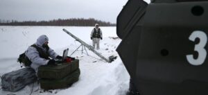Mulher ucraniana derruba drone russo com pote de tomates! 3 russia drone