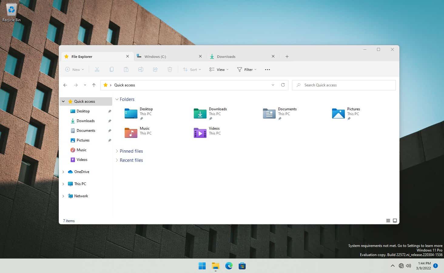 Captura de tela do Explorador de Arquivos do Windows 11 com abas abertas, mostrando a seção Acesso rápido com pastas Desktop, Downloads, Documentos, Imagens, M…