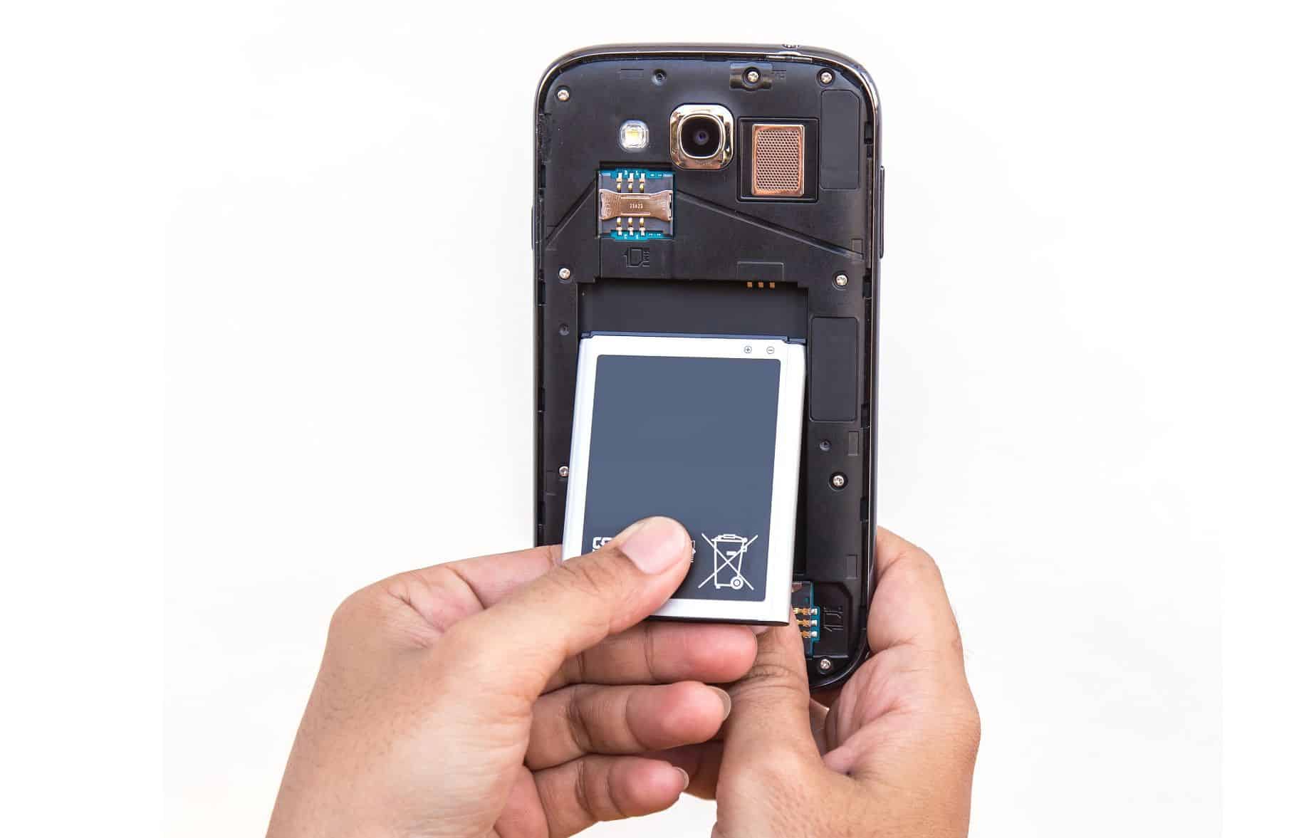 Europa aprova lei que obriga os celulares a terem bateria removível e atualizações por 5 anos