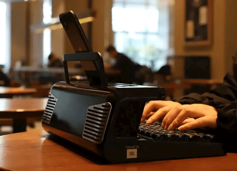 Este é um teclado retrô que parece uma máquina de escrever e tem caixa de som JBL embutida 1 imagem 2022 04 13 220216372