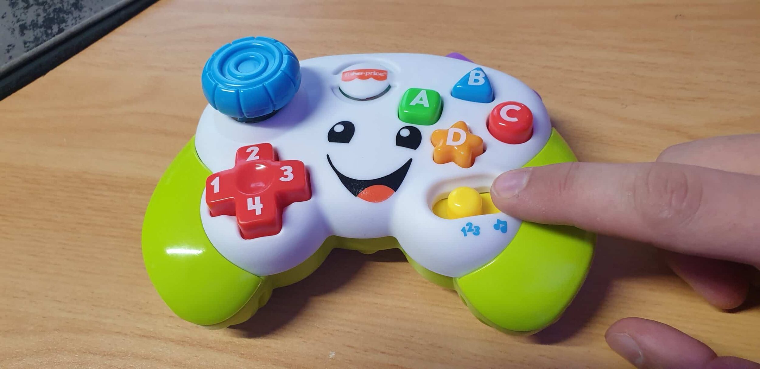 Streamer usa controle infantil da Fischer Price para jogar Elden Ring 2 fischer price elden ring