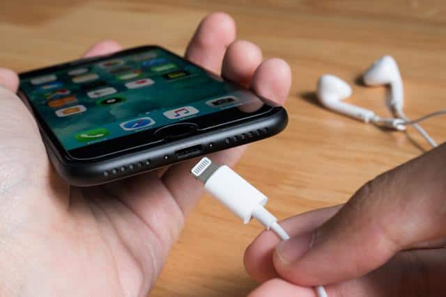Procon de Florianópolis notifica Apple e Samsung por venda de smartphones sem carregadores 2 Procon