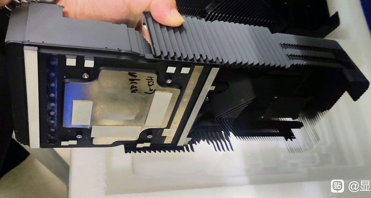 Placa de vídeo GeForce RTX 4090 Ti Founders Edition sem tampa, com dissipador de alumínio aletado e base de cobre à mostra, em uma embalagem branca