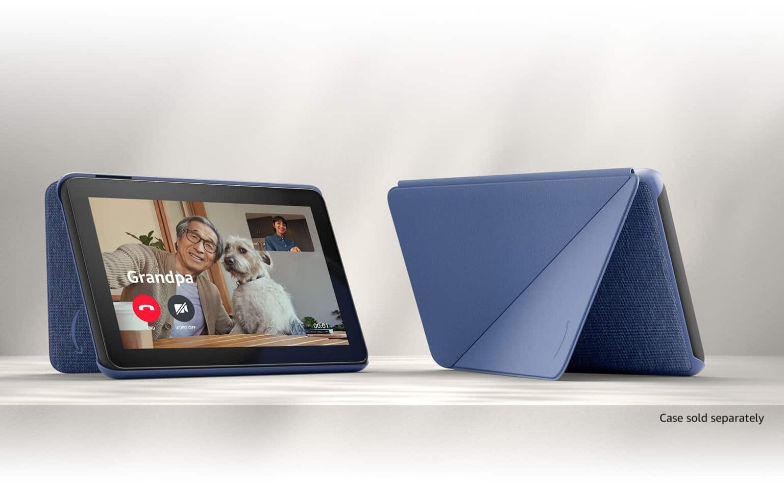 Tablet Amazon Fire em capa azul com chamada de vídeo na tela mostrando um avô e seu cachorro, ao lado de capa de tablet à venda separadamente