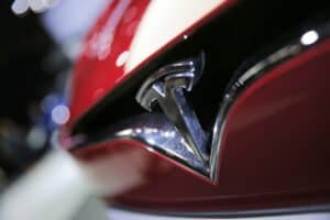 Governo americano abre investigação contra a Tesla após acidente que matou três pessoas
