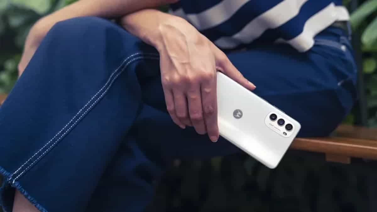 Motorola lança Moto G82, intermediário com tela de 120 Hz, no Brasil