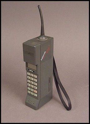 Celular Mobira Cityman, com antena longa, teclado numérico e alça de transporte, sobre fundo neutro