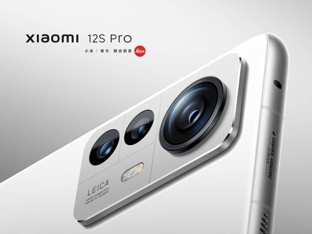 Smartphone Xiaomi 12S Pro branco mostrando o módulo de câmeras traseiro com lentes Leica e a marca Harman Kardon na lateral