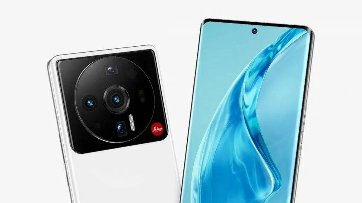 Smartphone Xiaomi 12S Ultra branco com módulo de câmeras circular assinado Leica, ao lado da tela curva exibindo wallpaper azul