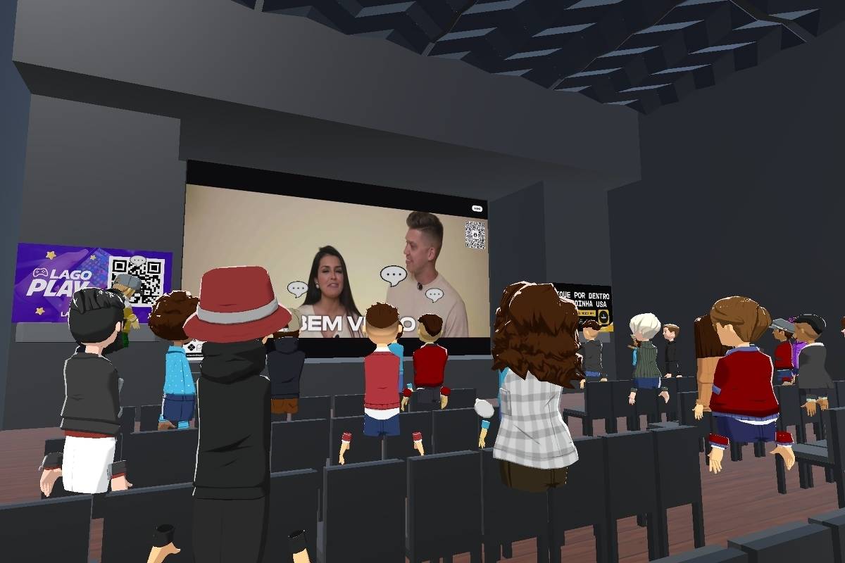 Culto em ambiente virtual 3D: avatares sentados em bancos de uma igreja no metaverso, olhando telão com dois apresentadores e QR Code para dízimo ao lado