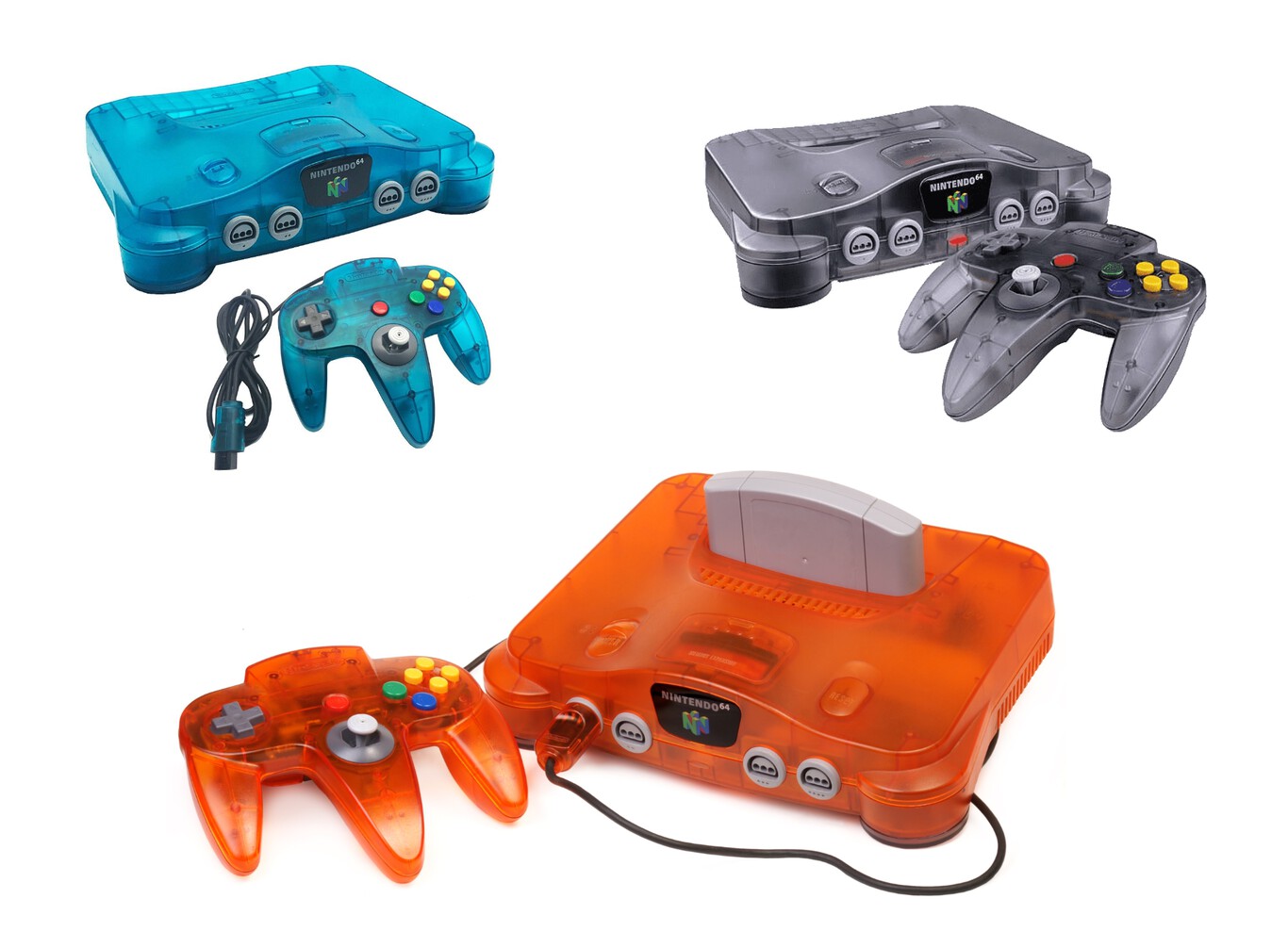 Três consoles Nintendo 64 em carcaça translúcida nas cores azul, cinza e laranja, com seus controles, sobre fundo branco
