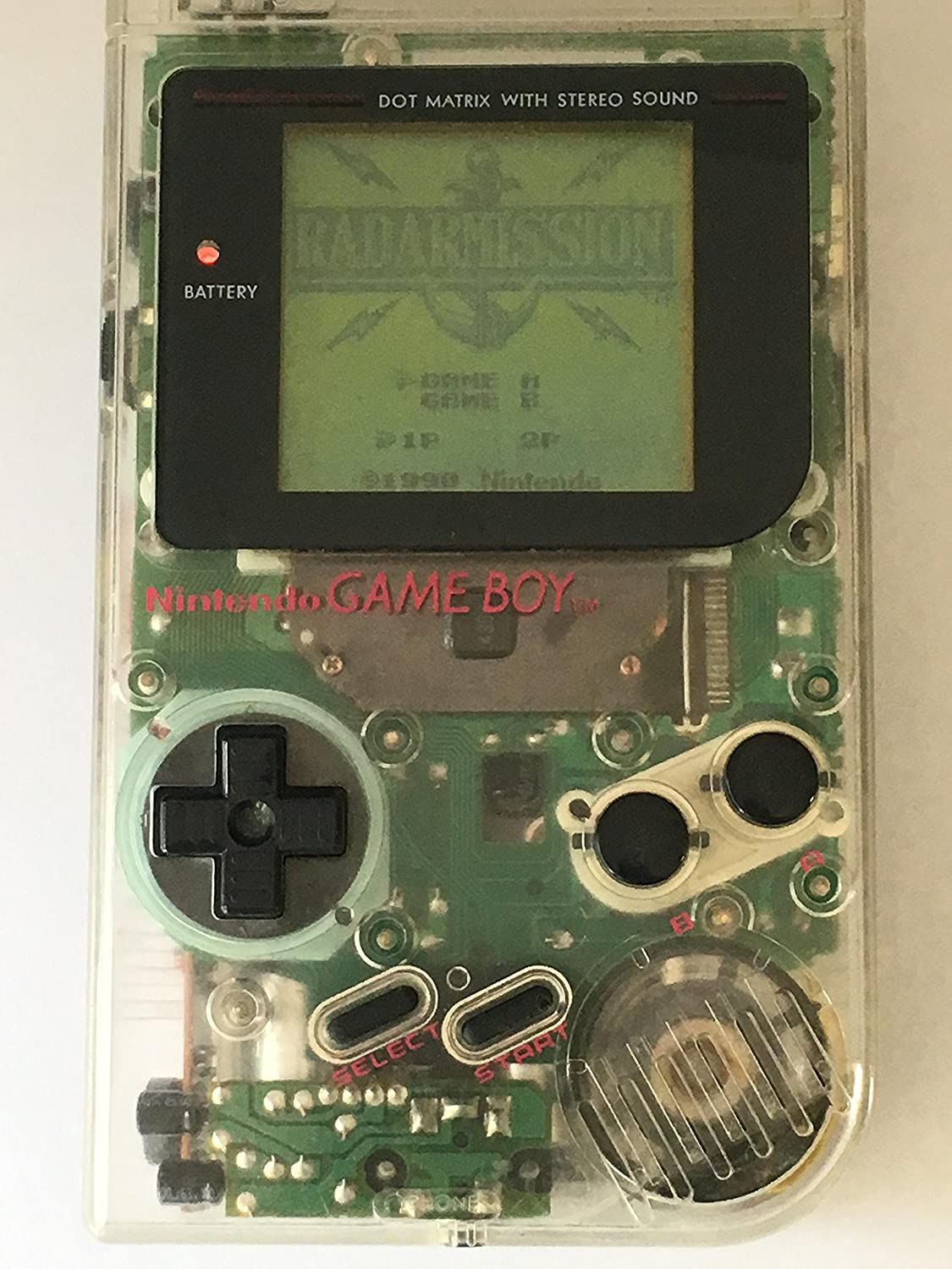 Game Boy Clear transparente da Nintendo com a tela mostrando o título Radar Mission e o menu Game A, Game B, 1P e 2P