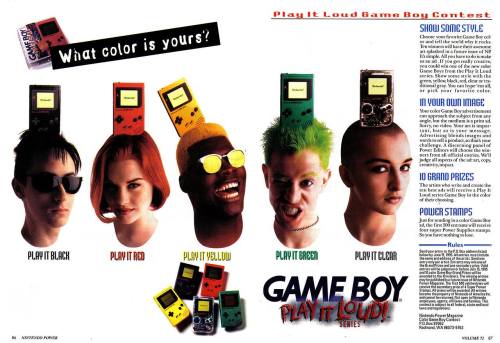 Página de anúncio antigo do Game Boy Pocket "Play It Loud" com cinco modelos coloridos: preto, vermelho, amarelo, verde e transparente, cada um segurado por um…