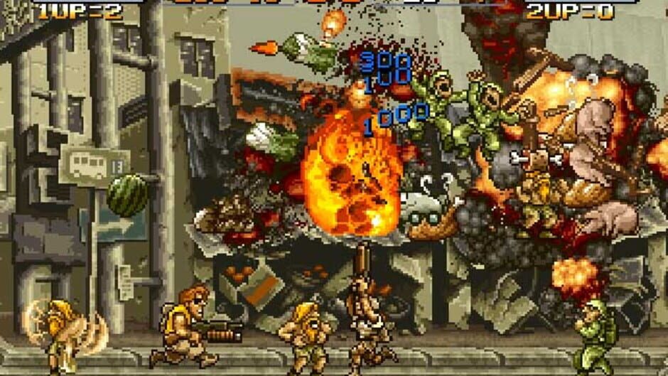 Captura de tela de Metal Slug mostrando soldados em ação de tiro contra zumbis e explosões em cenário urbano destruído, em estilo pixel art 2D