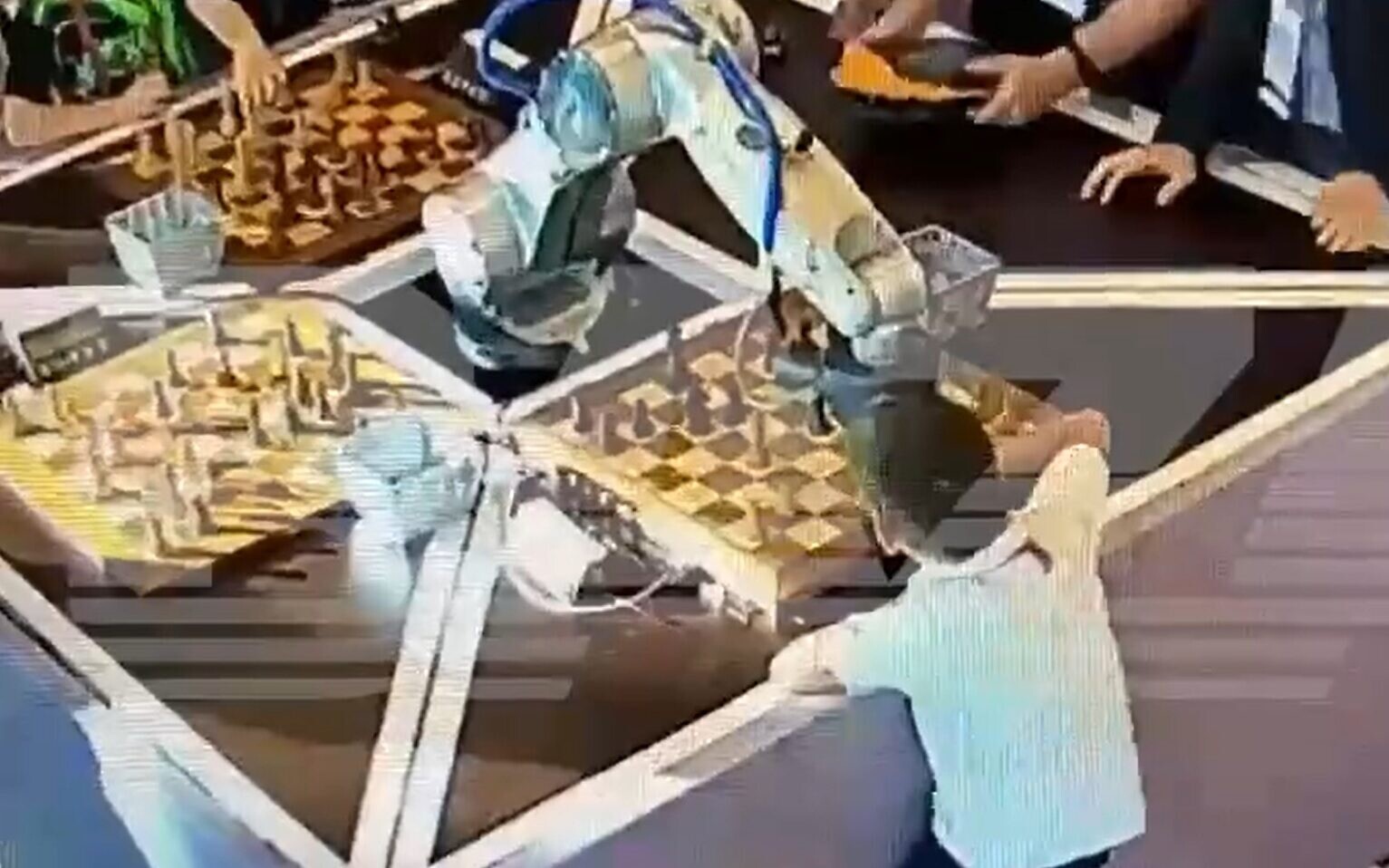 Robô jogador de xadrez quebra dedo de criança durante um campeonato na Rússia