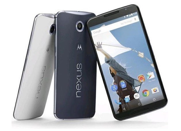 Smartphones Motorola Nexus 6 nas cores branca e azul-escuro, em três ângulos, com a tela exibindo a tela inicial do Android