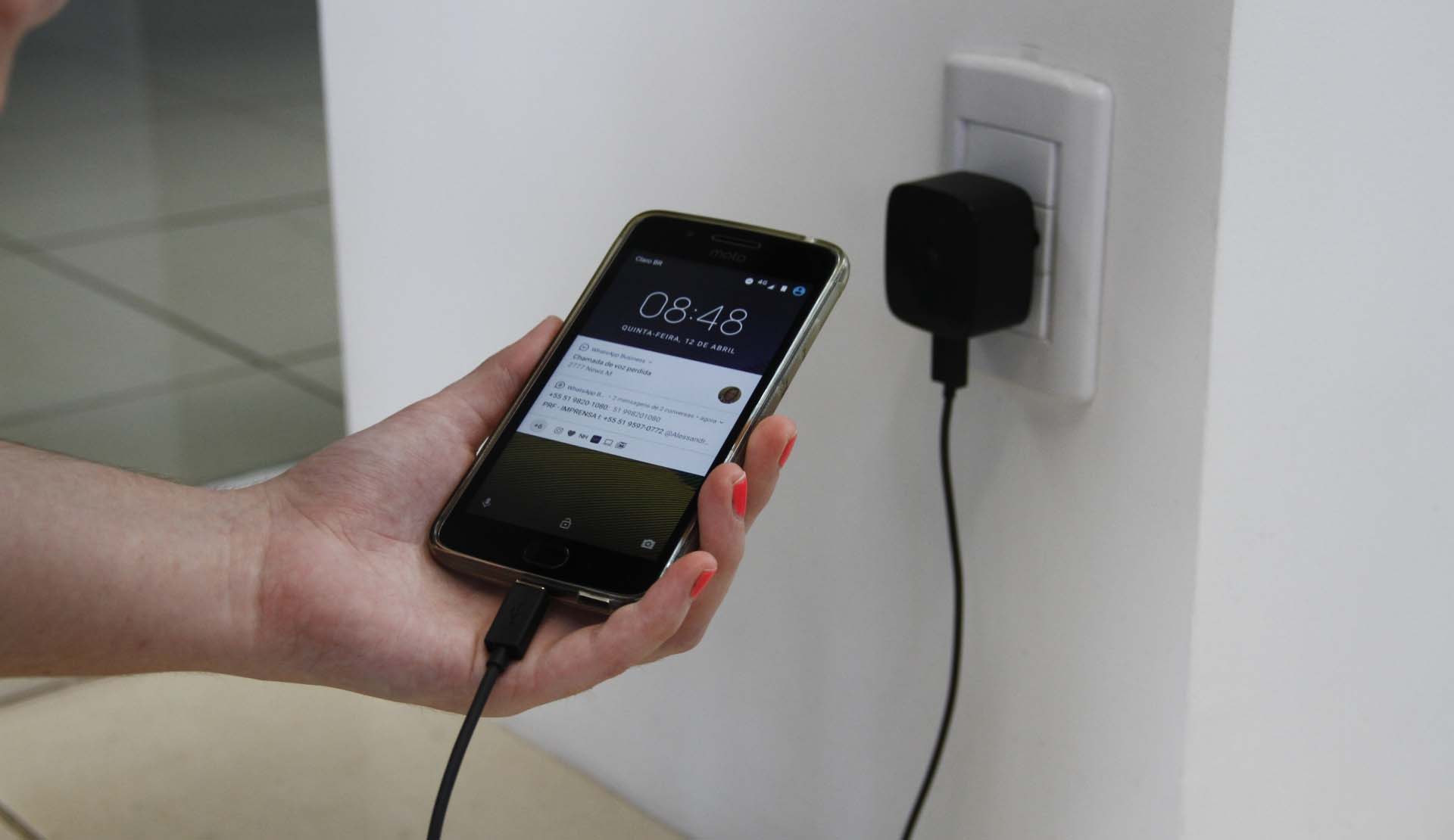 Deixar o carregador na tomada gasta energia