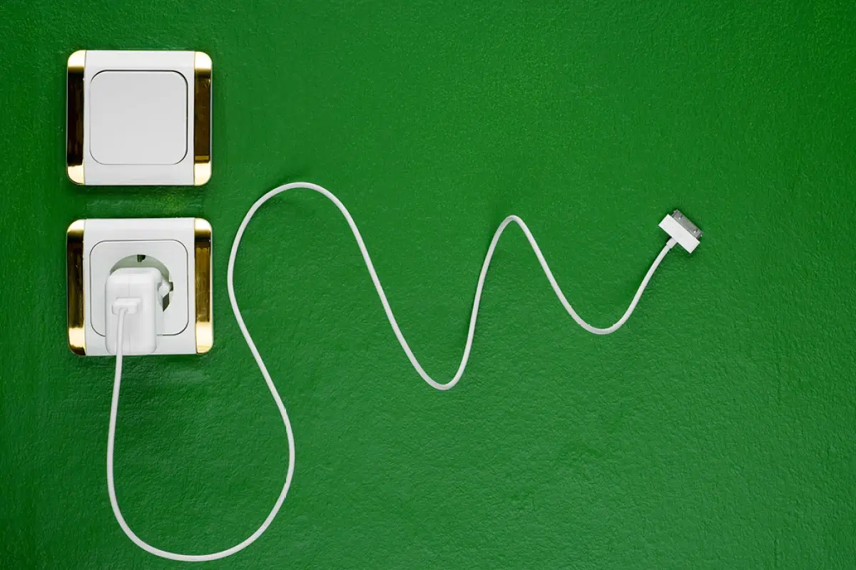 Deixar o carregador na tomada gasta energia