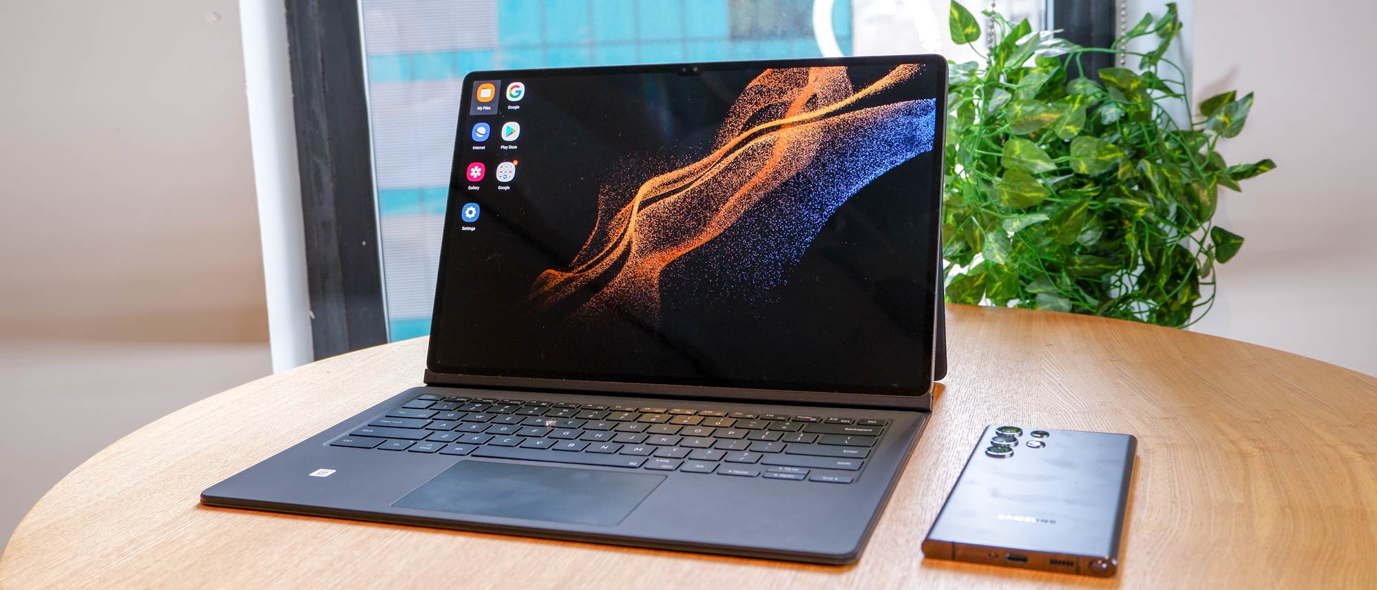 Galaxy Tab S8 com teclado acoplado