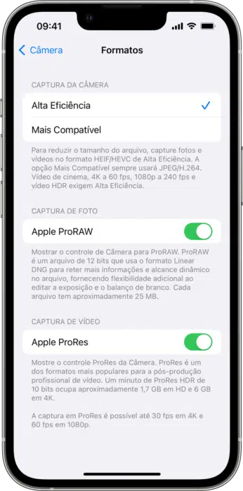 Tela de Ajustes da Câmera de um iPhone mostrando as opções de formato, com Apple ProRaw e Apple ProRes ativados