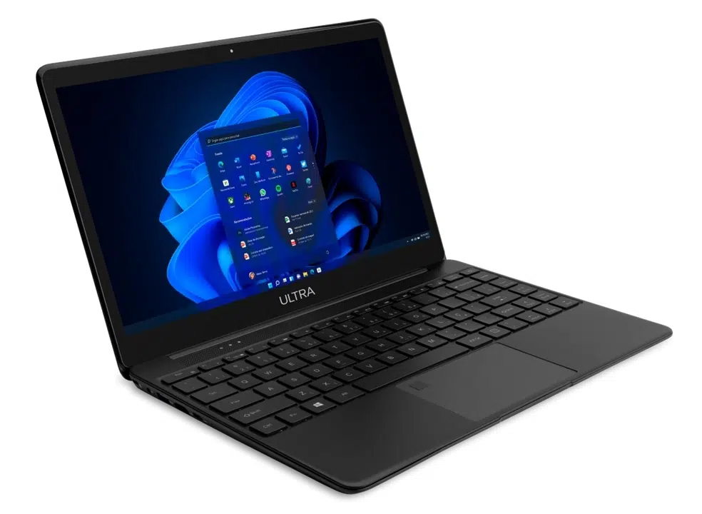 Notebook preto Ultra da Multi, com tela aberta exibindo o menu Iniciar do Windows 11 sobre papel de parede azul e teclado de chiclete