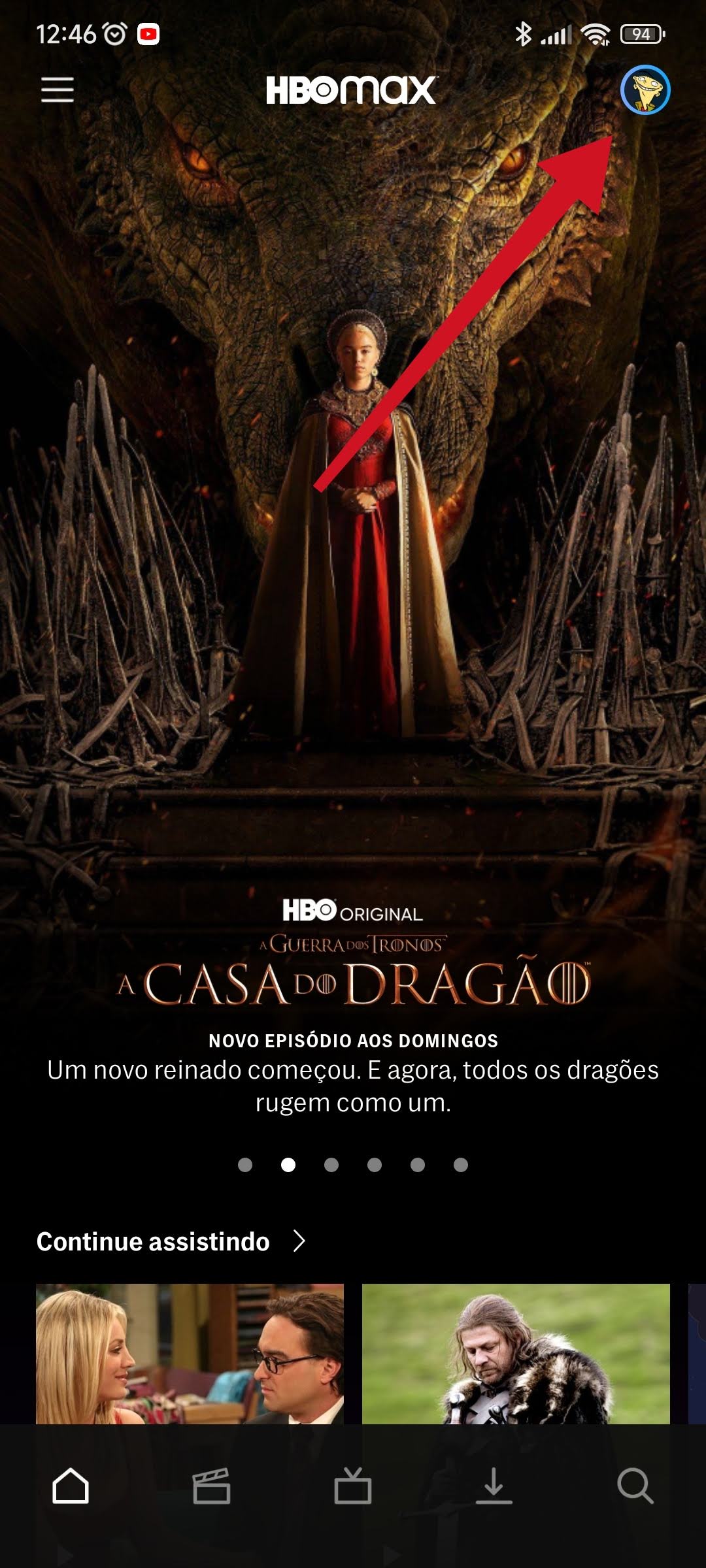 Captura do app HBO Max na tela inicial, com seta vermelha apontando para o ícone de perfil no canto superior direito, acima da seção Continue assistindo