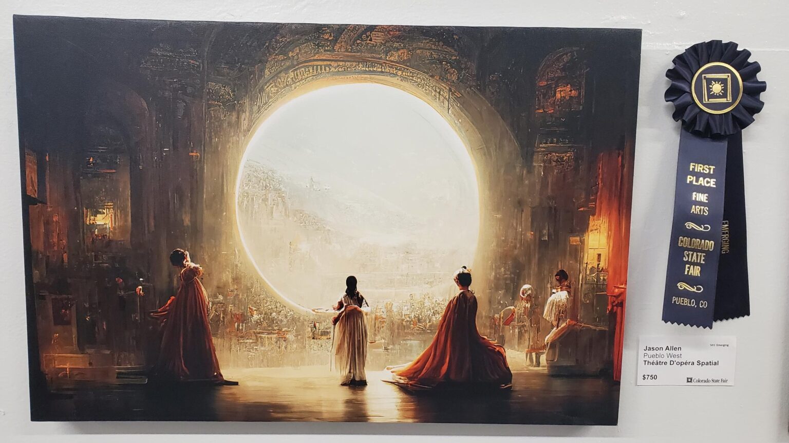 Pintura digital com figuras em vestes vermelhas e brancas diante de um grande arco luminoso, fixada na parede ao lado de uma fita azul de primeiro lugar em bel…