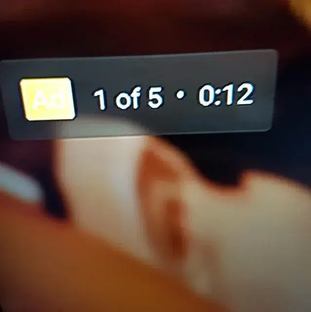 Tela de vídeo com o selo amarelo "Ad" e o indicador "1 of 5 • 0:12", mostrando um anúncio em sequência de cinco antes do vídeo