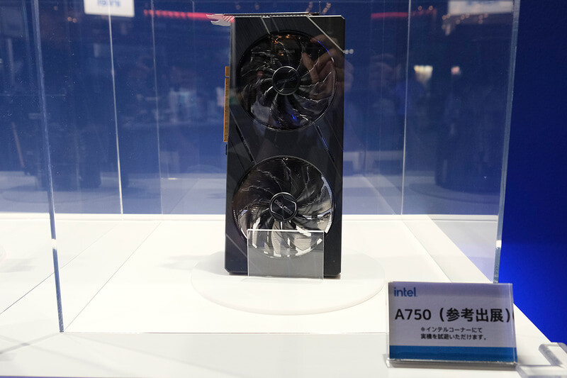 Placa de vídeo Intel Arc A750 com dois coolers exposta em vitrine de acrílico, com etiqueta da Intel em japonês