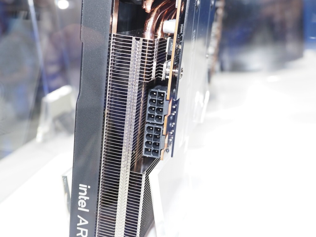 Placa de vídeo Intel Arc com dissipador de alumínio aletado, cabos de cobre e conector de energia de 8 pinos visíveis na lateral