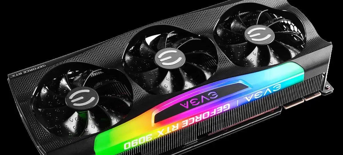 Placa de vídeo EVGA GeForce RTX 3090 FTW3 com três ventoinhas, carcaça preta e iluminação RGB na lateral