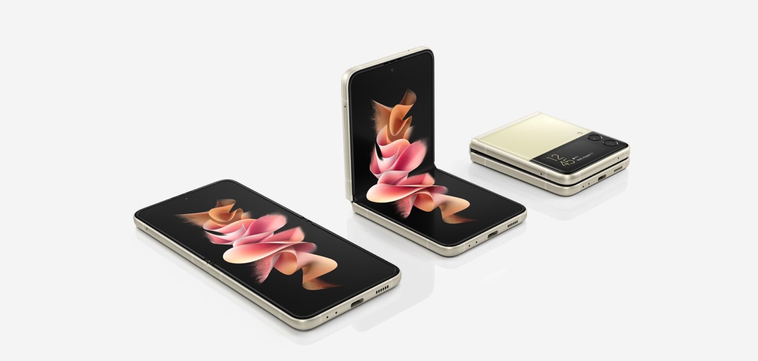 Smartphones dobráveis Samsung Galaxy Z Flip3 5G em cor creme, mostrados abertos, semiabertos e fechados sobre fundo branco