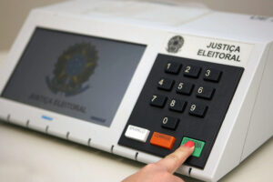 Dois em cada cinco brasileiros acreditam que urnas eletrônicas podem ser hackeadas, revela pesquisa