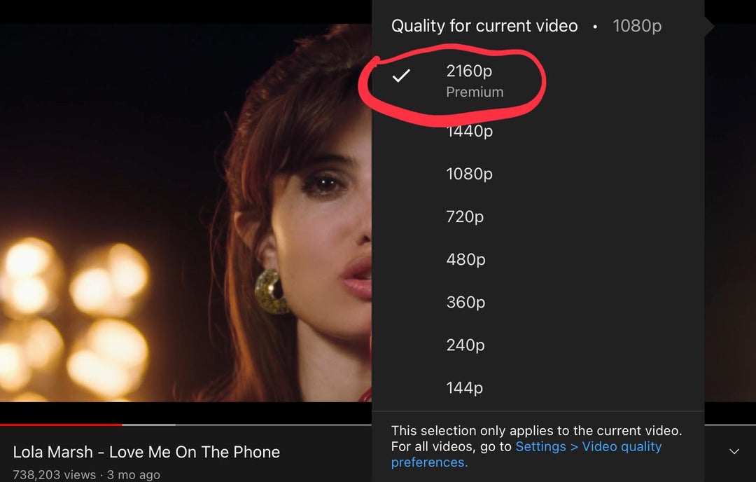 Captura de tela do YouTube com o menu de qualidade de vídeo aberto, mostrando a opção 2160p Premium marcada em vermelho, ao lado de 1440p, 1080p e 720p