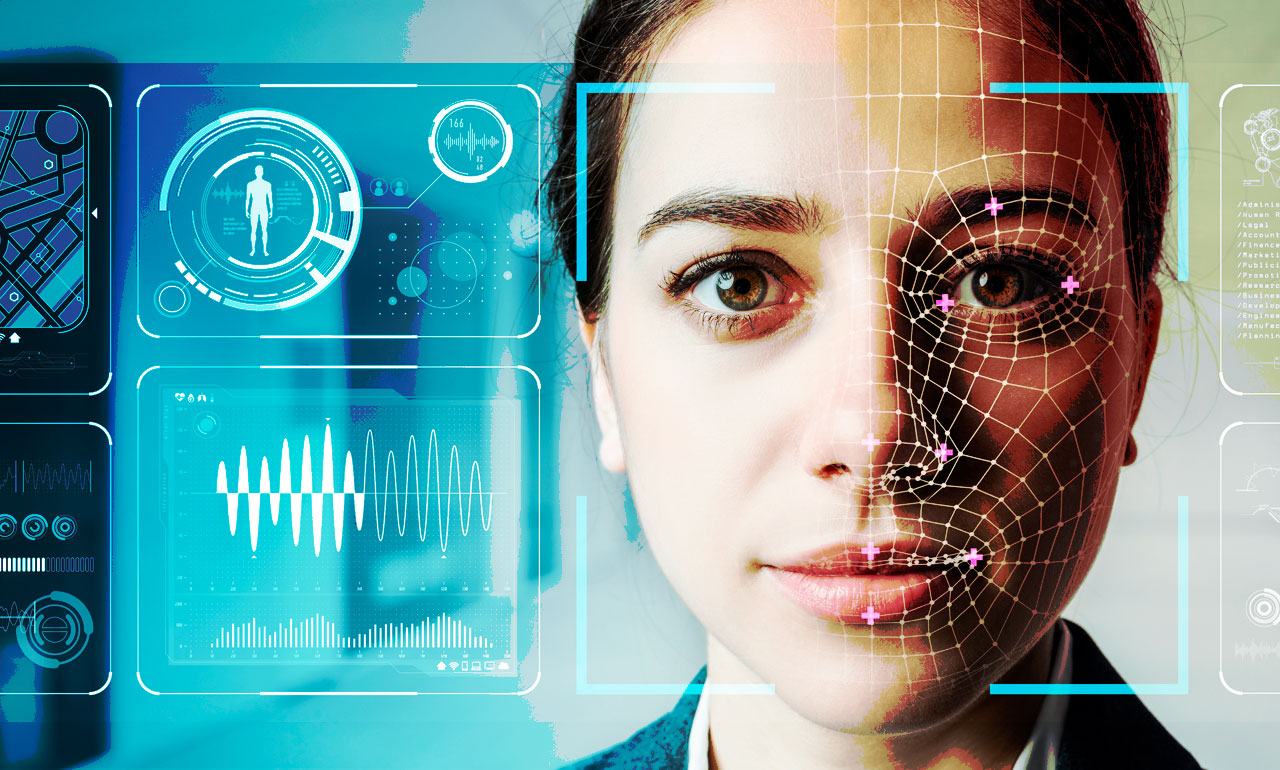 Rosto de mulher dividido ao meio por malha de reconhecimento facial digital, com painéis de interface holográfica azul ao fundo, ilustrando tecnologia de IA