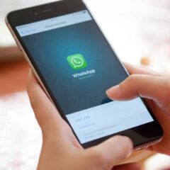 pessoa-usando-whatsapp