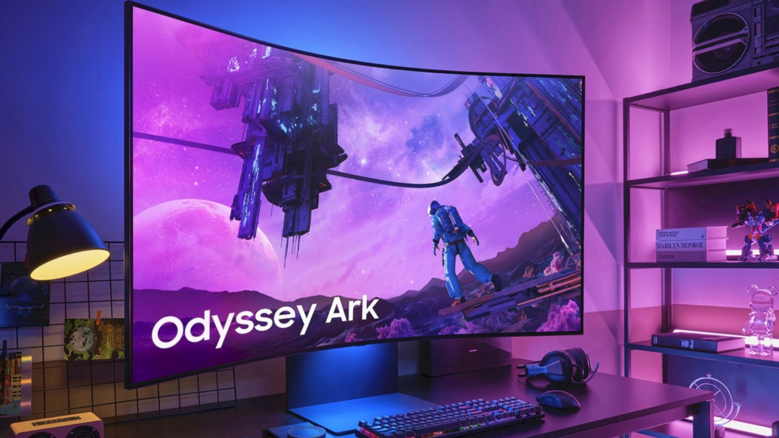 Monitor curvo Samsung Odyssey Ark na mesa de um setup gamer com iluminação roxa, exibindo arte de ficção científica com a marca Odyssey Ark na tela