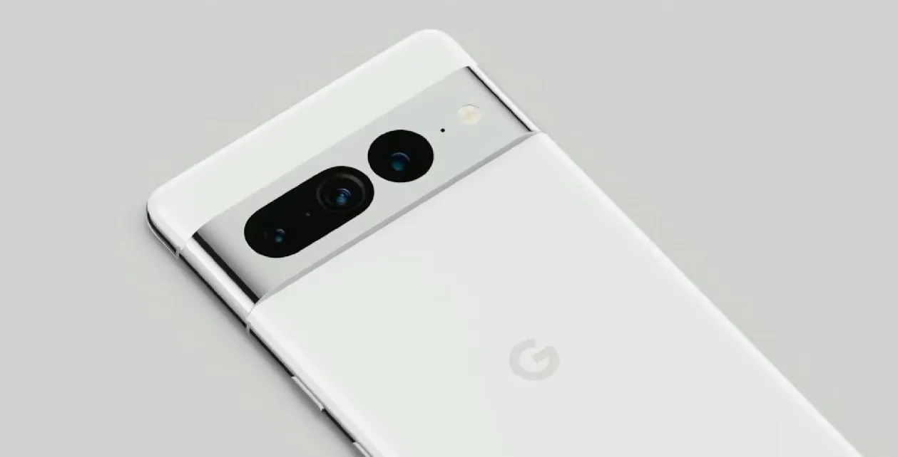 Traseira branca do smartphone Google Pixel 7 Pro, mostrando o módulo de câmeras com três lentes e o logo G