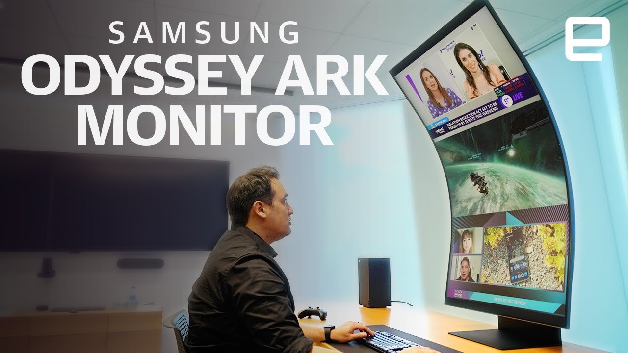Homem sentado em mesa usando o monitor curvo Samsung Odyssey Ark, de tela gigante vertical, com várias janelas de conteúdo abertas