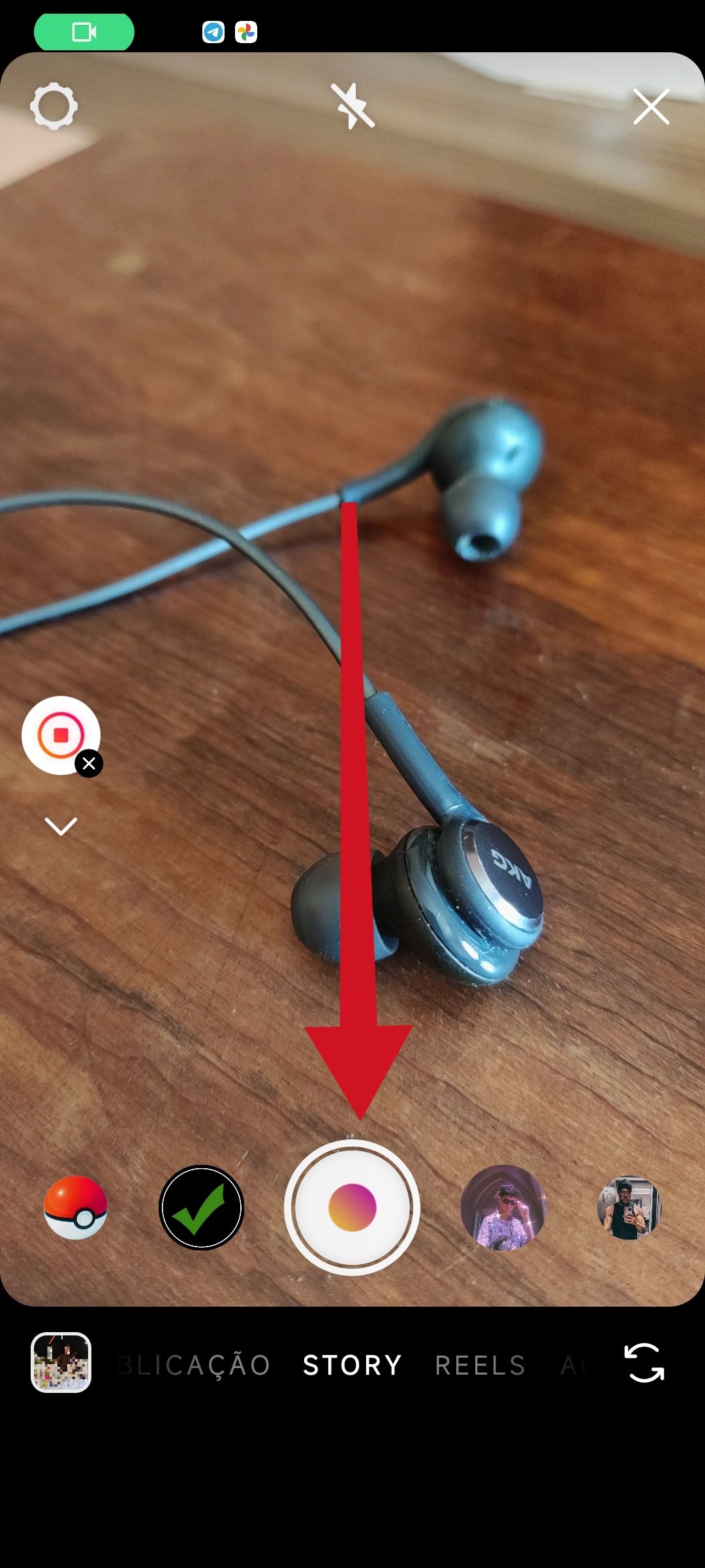 Tela do Instagram no modo Story mostrando fones de ouvido AKG sobre uma mesa de madeira, com seta vermelha apontando para o botão de gravação e o controle de g…