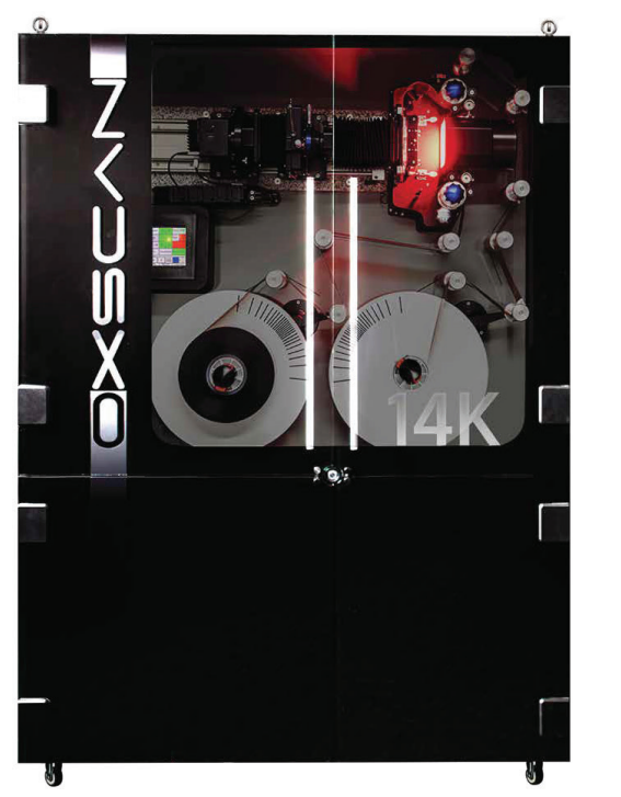 Scanner Nexus de filme 14K com gabinete preto, janela mostrando bobinas de filme, painel de controle colorido e iluminação vermelha interna