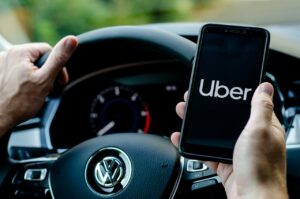 Uber vai permitir que motoristas usem celular como câmera de segurança