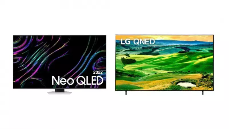 Duas smart TVs lado a lado: à esquerda, Samsung Neo QLED 2022 com padrão de linhas coloridas na tela escura; à direita, LG QNED com paisagem verde e amarela