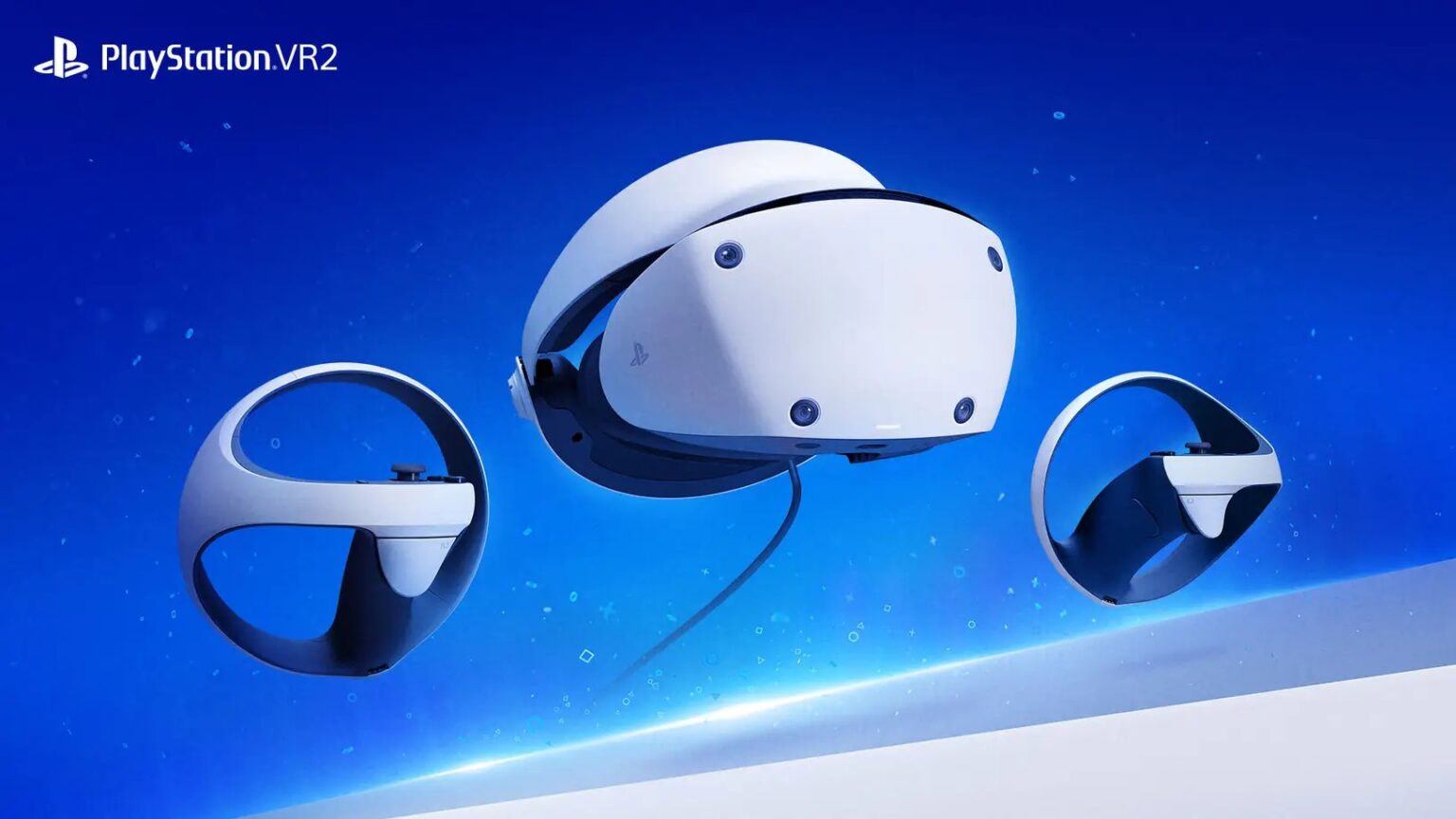 Headset PlayStation VR2 branco com dois controles Sense flutuando sobre fundo azul, com o logo PlayStation VR2 no canto superior esquerdo