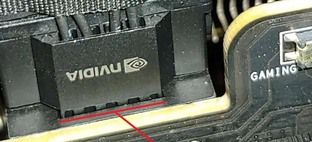 Close de conector de energia 12VHPWR preto com a marca NVIDIA e linhas vermelhas indicando pinos mal encaixados em placa de vídeo GeForce RTX 4090