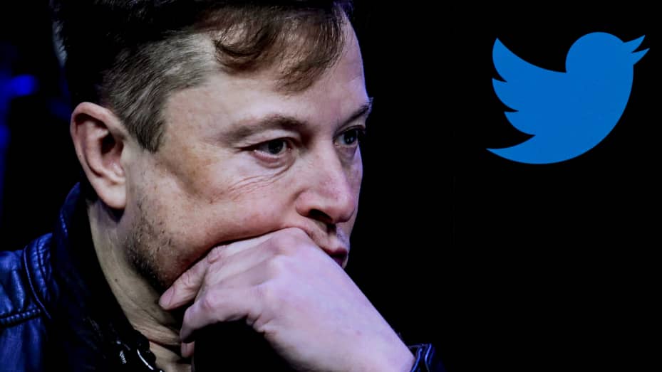 Homem de cabelo castanho, jaqueta de couro, com a mão apoiada no queixo e expressão pensativa, ao lado do logotipo azul do Twitter sobre fundo escuro