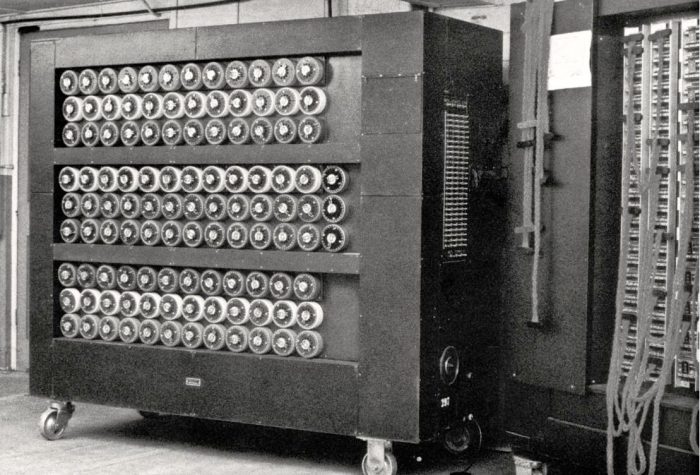 Máquina que quebrou o código de criptografia da ENIGMA