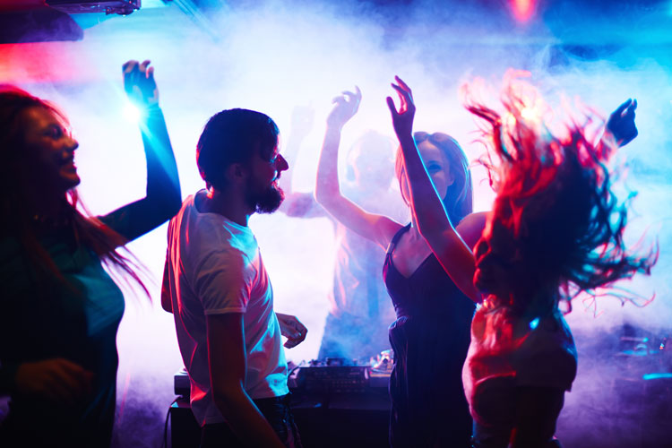 Pessoas dançando na balada